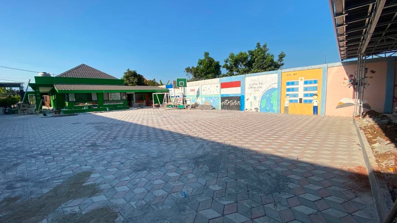 Lapangan dengan Mural